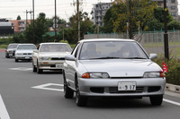 「プロジェクト901CAR'sパレード2020」で、日産村山工場跡地の周辺道路を連なって走る「スカイライン」（R32）、「ローレル」（C33）、「セフィーロ」（A31）、そして「スカイラインGT-R」（BNR32）。