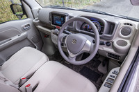 インテリアカラーはベージュのみの設定。「エブリイワゴン」の全グレードに本革巻きステアリングホイールが標準で装備される。ダッシュボード中央に備わるバックアイカメラ付きディスプレイオーディオは、5万2800円のオプションアイテム。