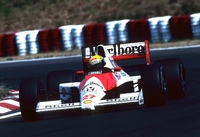 1990年のチャンピオンマシン「マクラーレンMP4/5B」、ドライブするのはアイルトン・セナである。この年は、フェラーリに移籍したアラン・プロストと激しいチャンピオン争いを繰り広げ、第15戦日本GPの1コーナーでの接触によりセナに自身2度目のタイトルが渡った。（Photo=HRC）