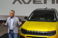 「ジープ・アベンジャー」の発表イベントで車両を紹介したステランティス ジャパン代表取締役社長の打越 晋氏。