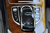 4種類の走行モードは、センターコンソールのスイッチ（COMANDコントローラー左側の一番手前）で切り替える。