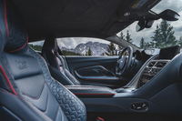 スポーツシートには幾何学的な模様のステッチが入れられている。ステアリングホイールは下端部をカットしたスポーティーな形状。