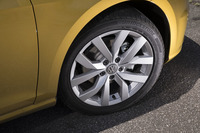 試乗車のタイヤサイズは225/45R17で、銘柄は「ブリヂストン・トランザT001」だった。アルミホイールのデザインも新しくなった。