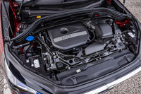 フロントに横置きされる2リッター直4ガソリンターボエンジンは最高出力204PS/5000rpm、最大トルク300N・m/1450-4500rpmを発生。7段DCTと組み合わされる。