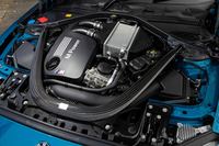 カーボン製のストラットタワーバーが目を引くエンジンルーム。エンジンは「M3／M4」にも搭載されるMモデル専用ユニットの「S55」型3リッター直6ツインターボで、冷却システムもM4などに倣ったものとなっている。