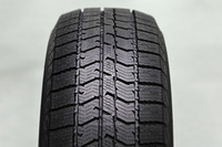 新開発の「ヘリンボーンサイプ」と「アッセンブルブロック」を採用しリファインされた「ギズ3」のトレッドパターン。わだちなどで優れた走破性を発揮するというショルダー部分の「バットレスエッジ」を「ギズ2」から継承している。