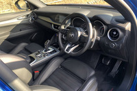 エンジンのスタートボタンがステアリングホイールのセンター左下にレイアウトされるのは、最新世代のアルファ・ロメオに共通するデザイン。ダブルステッチが施されたレザーダッシュボードや本革巻きステアリングホイールなど、高級感の演出にも抜かりはない。