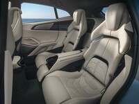 バケットタイプのリアシートはヒーター付き。リクライニング可能で、背もたれを前方に倒せば荷室の容量を拡大できる。