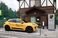 クラブハウスの入り口には「ポルシェ・マカン」が展示され、観光客の注目を集めていた。