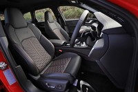 シート表皮はサラリとした触感が特徴的なパルコナレザー。背もたれに「RS」ロゴが型押しされるほか、ハニカムパターンのステッチが施される。