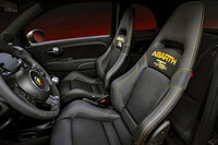 「アバルト75°アニヴェルサリオ」のインテリア。助手席座面左側の「Sabelt」タグがおわかりいただけるだろうか。