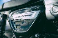 「SPEED TWIN」という車名は1937年に登場した「5Tスピードツイン」にあやかったもの。トライアンフ初の2気筒モデルであり、同社を倒産の危機から救った名車とされている。
