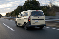 長いホイールベースとオールシーズンタイヤによるふんわりとした乗り心地が味わえる。