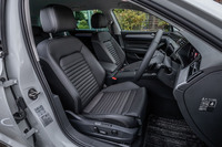 ナッパレザーの表皮が標準仕様となる「パサートGTEヴァリアント アドバンス」のシート。前席には電動調整機構とヒーターが備わり、運転席にはマッサージ機能も内蔵されている。