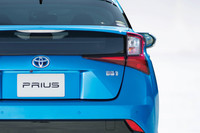 縦方向に長かった個性的なリアコンビランプも、スッキリとしたデザインに。