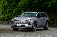 今回の試乗車は新型「トヨタRAV4」のハイブリッドモデルの「Z」グレード（車両本体価格490万円）。プラグインハイブリッドモデルにも同名グレードが設定されている（600万円）。