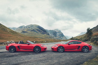 ポルシェでは、内燃機関を搭載する「718」モデルの生産終了も2026年第1四半期の業績悪化の一因ととらえているが、後継モデルに関する情報は明らかにされていない（写真は“エモーショナルなポルシェの走行体験”が得られるモデルとして2020年に発表された「718ボクスターT」および「718ケイマンT」）。