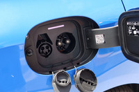 給電口は、車体右側のリアにレイアウト。6.0kWまでの交流普通充電と、最大100kWの直流急速充電（CHAdeMO規格）に対応している。