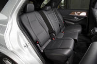 ホイールベースの延長（先代比＋80mm）に伴い、レッグルームが69mm拡大されたセカンドシート。60：40の分割式で、それぞれ前後に100mmスライドできる。