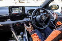 「トヨタチームメイト アドバンストパーク」で並列駐車を試す。車両の指示通りにブレーキやシフトレバーを操作する必要はあるが、ハンドルをきる作業はすべて車両が自動で行ってくれる。駐車完了後はセンターディスプレイに、車両の全周が映し出される。