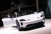 「ポルシェ・ミッションEクロスツーリスモ」