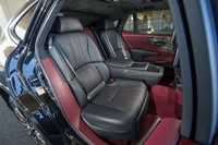 クッション内の空気袋を膨らませて体を押圧（おうあつ）するマッサージ機能は、全席に標準装備。オットマンは“最上席”である助手席側後席のみに備わる。