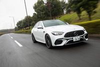 駆動用リチウムイオンバッテリーの容量は6.1kWhで、WLTCモードのEV走行換算距離は15km。実際に走れるのは10kmソコソコだと思われるが、きちんと普通充電用ケーブルが付属している。