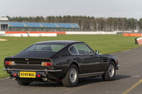 ウィリアム・タウンズによる端正ながら迫力のあるデザイン。リアサスペンションがド・ディオンアクスルとなり、「DB5」に比べるとハンドリングはかなり洗練された。DB5と同様、制作会社のイオン・プロダクション所有の一台である。