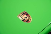 「911 GT3 RS」で重視されているのはサーキットでのラップタイム向上。軽量化のためフロントの“ポルシェクレスト”はステッカーとなっている。