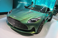 2023年5月に登場した「DB12」。実質的には「DB11」のビッグマイナーチェンジモデルで、巨大化したフロントグリルなど、そのデザインはよりアグレッシブなものとなっていた。