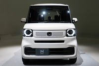 ホンダの関係者いわく、リング型のヘッドランプは人の瞳をモチーフにしたもの。輸入車・国産車を問わず、最近はやりのデザインだ。新型「N-BOX」ではフルLEDヘッドランプが標準装備となる。