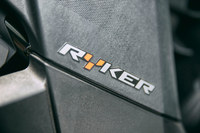 ボディーを飾る「RYKER」のロゴ。グレードは600ccエンジンの「ライカー600」、900ccの「ライカー900」、900ccモデルをベースに悪路走破性を高めた「ライカー ラリーエディション」の3種類となっている。