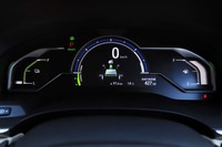 メーターには液晶パネルを使用。中央部にあるブルーラインと指針によって、EV走行可能距離が一目で分かる。