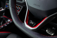 ステアリングホイールに貼られた「25」のバッジ。赤いアクセントは随所にあしらわれる。