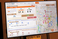 システムの核となる施設側PCの画面の一例。ご覧の通り、GPSにより送迎の運行状況も確認できるのだが、そのGPSが携帯端末のものか、車載機器によるものかは確認しそびれてしまった。無念……。