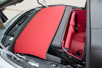 リアの荷室にかっちりと格納されたルーフ。ドイツ人の几帳面（きちょうめん）さを感じずにはいられない。