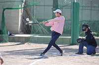 子どもの少年野球チームの父兄で参加した地域のソフトボール大会で。きちんと腰が使えていてなかなかいいスイングだと思う。露出を合わせた「Nikon Z50 II」を知り合いに渡して撮ってもらった。（藤沢）