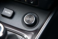 アクティブトルクスプリット4WDの操作ダイヤルはシフトセレクターの前方に付いている。左にひねると「スポーツ」、右にひねると「トラック」に変更され、中央を押し込むと「ノーマル」に戻る。