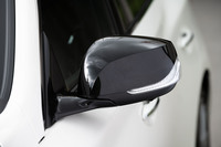 外観上の特徴は、リアの「400R」バッジや、ブラックのドアミラーカバーなど。走りを追求した特殊なグレードとしては、内外装ともに主張は控えめと言える。