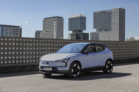 2023年6月に世界初披露された「ボルボEX30」。日本でも10月にサブスクリプションサービスの申し込み受け付けがスタート。11月には通常販売の受け付けが始まる。