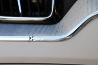 インストゥルメントパネルの金属製トリムには、スウェーデン国旗の装飾があしらわれる。湿度や熱により伸縮するウッドパネルのダメージを抑える効果もあるという。