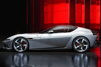 サイドビューでは、ヘッドランプからテールランプまで貫くように、直線のラインが車体を横断。これにより、クルマの“軸感”が強調されている。一方、車両後端は黒で“ぶつ切り”にされており、ちょっとクルマのフォルムがわかりにくくなっている。