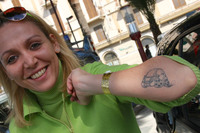 スマートファンの左腕には、猛ダッシュする初代スマートのタトゥーが。2010年、イタリアのファンイベントで撮影。