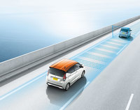 前走車がいない場合は設定した速度で、前走車がいる場合は自動で車速を調整し、任意の車間距離を保って前走車と同速で走行するアダプティブクルーズコントロール。2代目「ホンダN-BOX」が標準装備してから、軽自動車の間でも急速に普及が進んでいる。