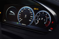 メーターはデジタル式。