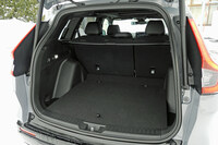 荷室容量はこのクラスではトップレベルの586リッター。キーフォブを持ってクルマから離れると自動でテールゲートが閉まる「予約クローズ」機能や、すべてのドアが閉まった際に自動で施錠する「予約ロック」機能が採用されている。