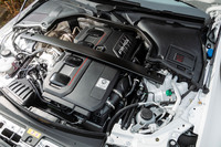 エンジンフードを開けてみる。そっけないつや消しブラックのタワーバーがかえってすごみを感じさせる。