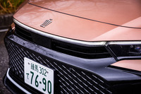 「クラウン」でおなじみの王冠エンブレムは従来モデルとは異なり、グリルではなくフロントノーズに備わる。左右のLEDクリアランスランプをつなぐ、バー状のLEDセンターランプがノーズの先端に備わっている。