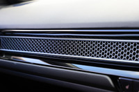 ダッシュボードを横断する、ハニカムメッシュの装飾。内側に空調の吹き出し口を隠すことで、すっきりとしたイメージに一役買っている。
