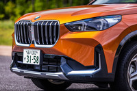 大型化かつ垂直化された八角形キドニーグリルが目を引く「X1」のフロントフェイス。走行状況に合わせた最適な光で路面を照らす「アダプティブLEDヘッドライト」が全車に標準で装備される。